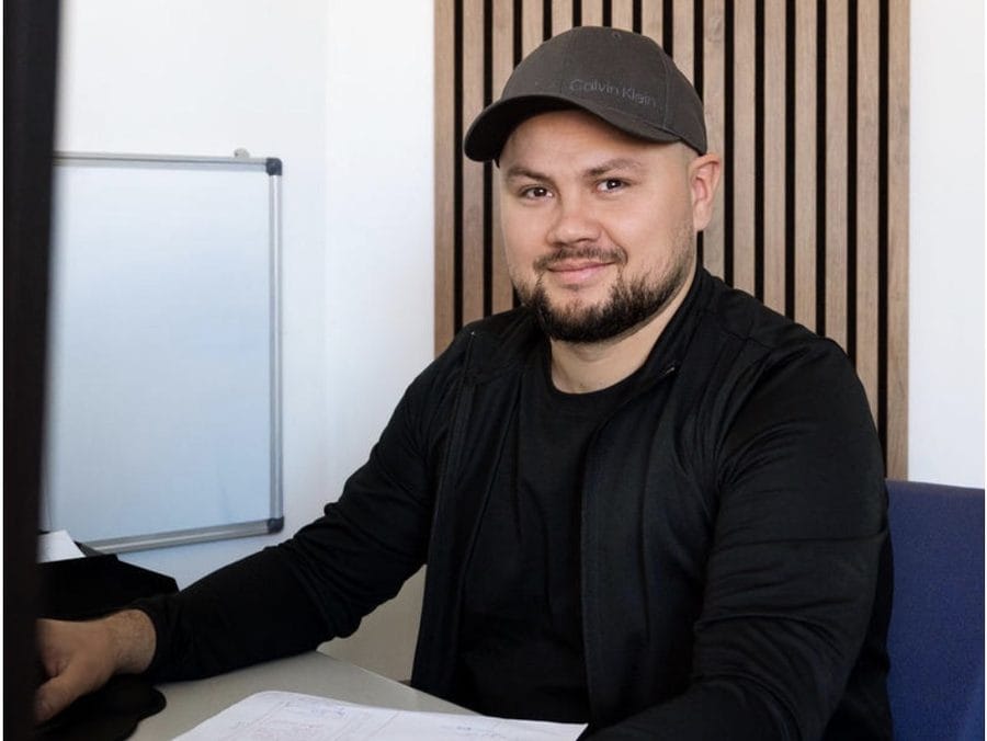 Mitarbeiter am Arbeitsplatz mit einer technischen Zeichnung